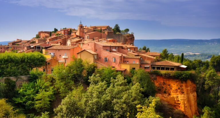 La splendeur intemporelle de ce village pittoresque niché à flanc de montagne en fait un joyau de la France