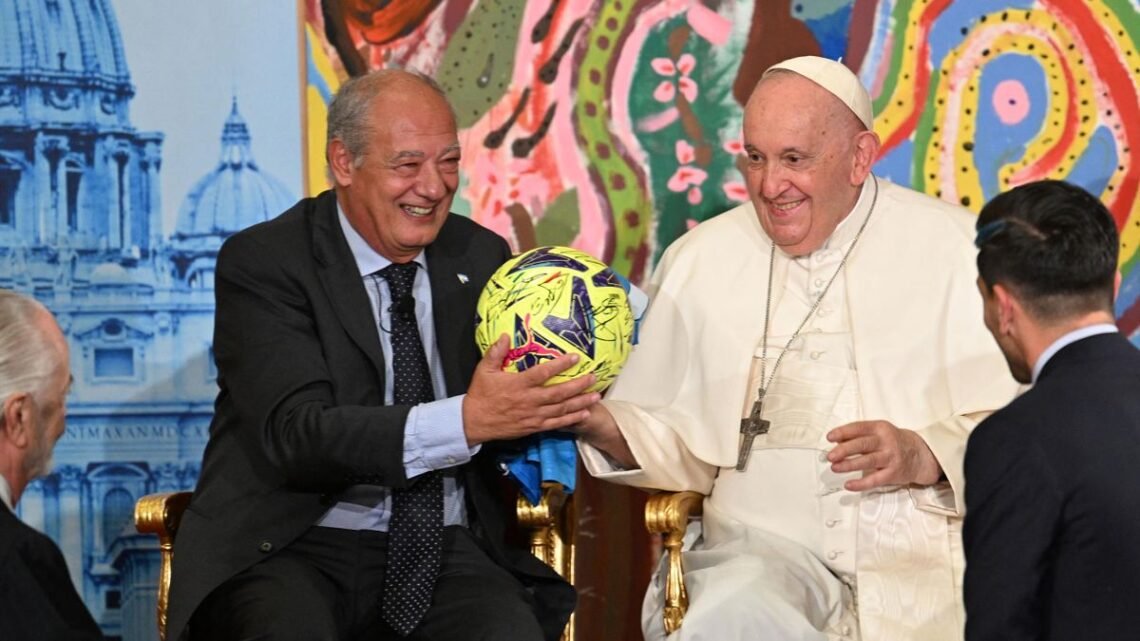 Le mystère du ‘curé de l’OM’ : sa présence confirmée à la messe du pape au Vélodrome ! Le mystère du ‘curé de l’OM’ : sa présence confirmée à la messe du pape au Vélodrome !