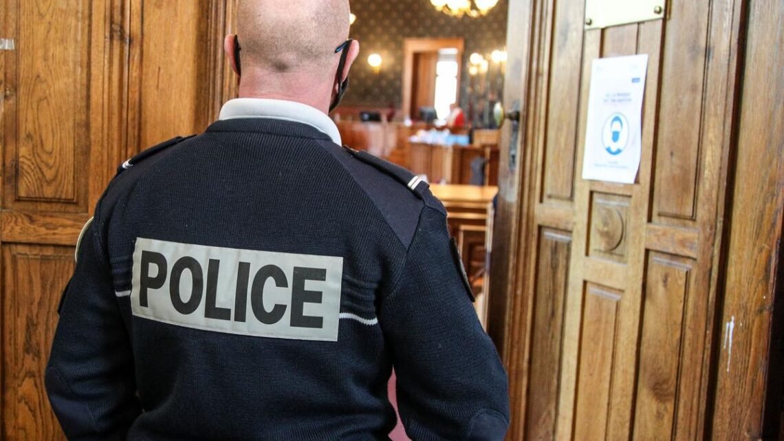 Le Procès Dun Imposteur Policier Accusé De Viol Débute Devant La Cour Dassises Un Coupable 