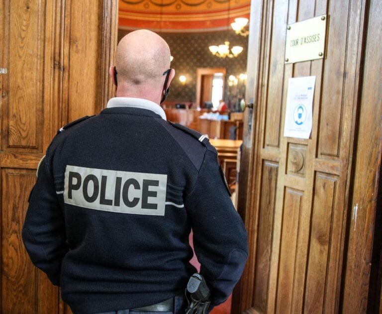 Le procès d’un imposteur policier accusé de viol débute devant la cour d’assises : un coupable en faux uniforme.