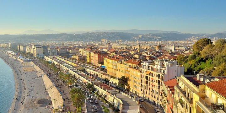 Prévisions météo pour Nice : Alternance d’averses et de grisaille avec un thermomètre affichant 24°C