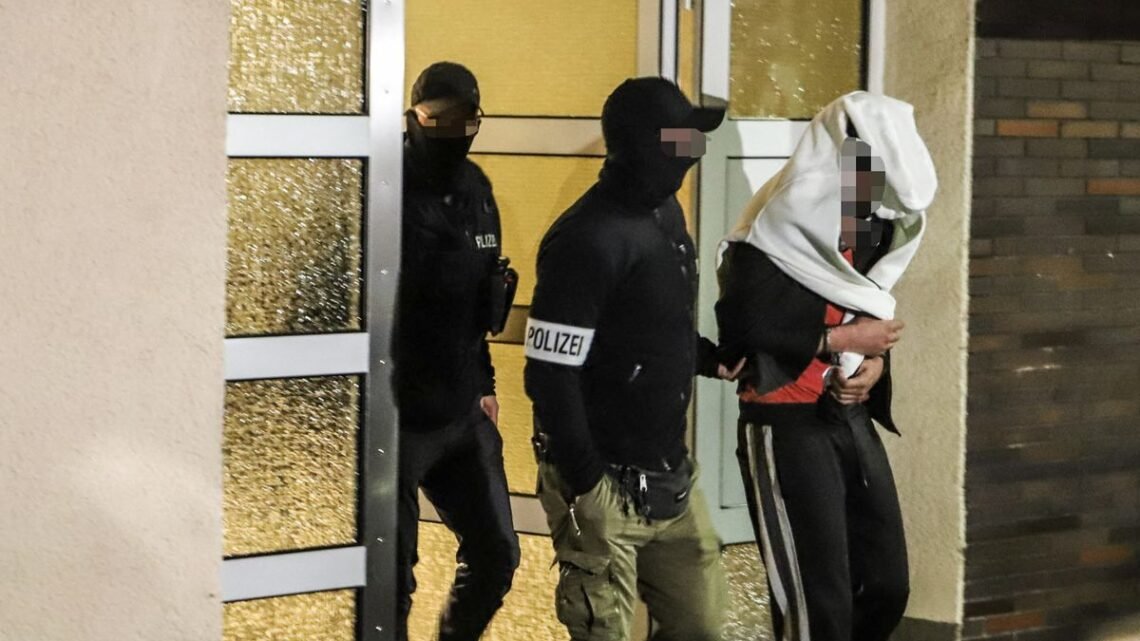 Remise aux autorités italiennes des deux hommes arrêtés à Nice, liés à la mafia calabraise. Remise aux autorités italiennes des deux hommes arrêtés à Nice, liés à la mafia calabraise.