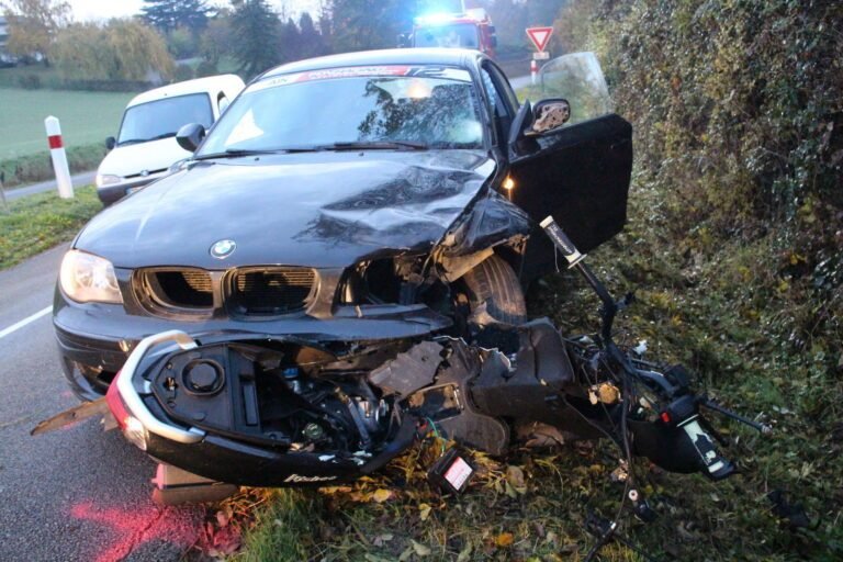 Un grave accident de la route mettant en cause une voiture et un deux-roues
