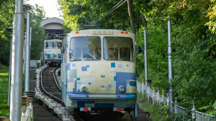 Un incident choquant près d’une station de tramway : un homme victime d’une agression au genou