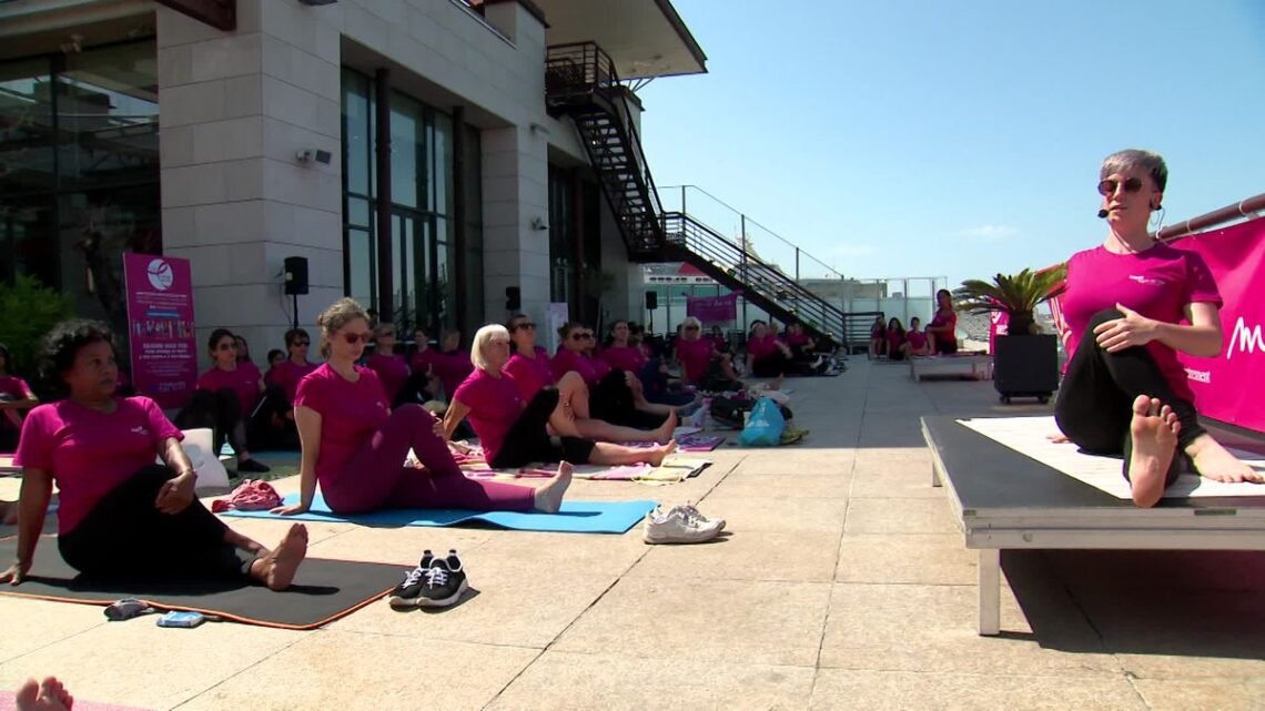 Une séance de yoga géante à Marseille pour soutenir la lutte contre le cancer du sein Une séance de yoga géante à Marseille pour soutenir la lutte contre le cancer du sein