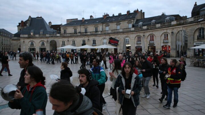 250 personnes manifestent bruyamment dans les rues de Nice lors d’une “casserolade”