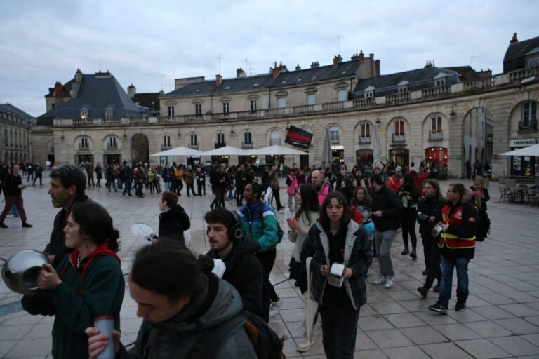 250 personnes manifestent bruyamment dans les rues de Nice lors d&rsquo;une « casserolade »