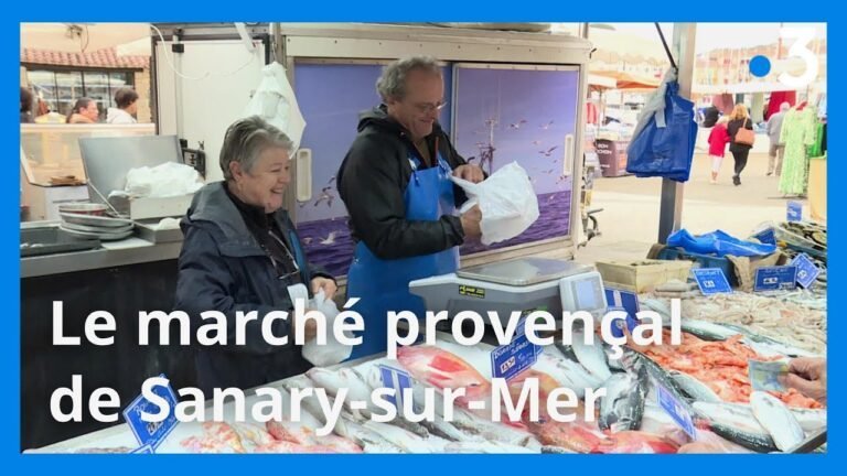 Dans le Var, à Sanary-sur-Mer, le marché provençal s&rsquo;ouvre sur les flots
