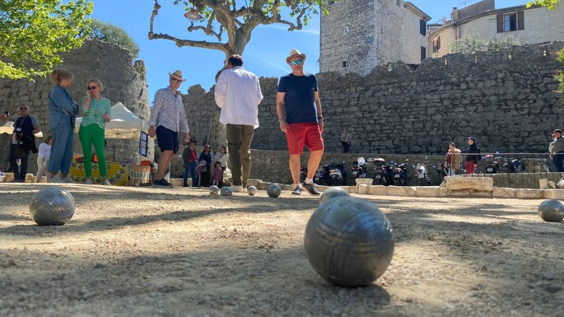 Des cours disponibles à Saint-Paul-de-Vence pour apprendre à jouer à la pétanque Des cours disponibles à Saint-Paul-de-Vence pour apprendre à jouer à la pétanque