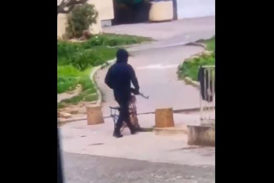 Des individus armés de kalachnikov filmés à Nice Des individus armés de kalachnikov filmés à Nice