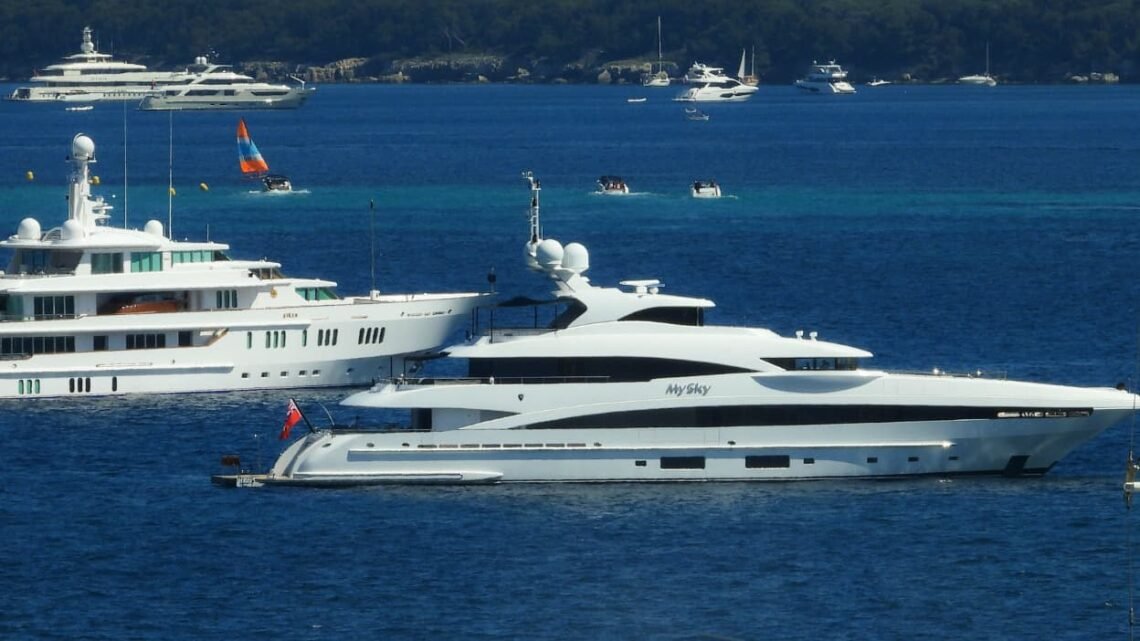 Dévastation sur les côtes: Le yacht du capitaine condamné pour sa destruction impitoyable des herbiers de posidonie Dévastation sur les côtes: Le yacht du capitaine condamné pour sa destruction impitoyable des herbiers de posidonie