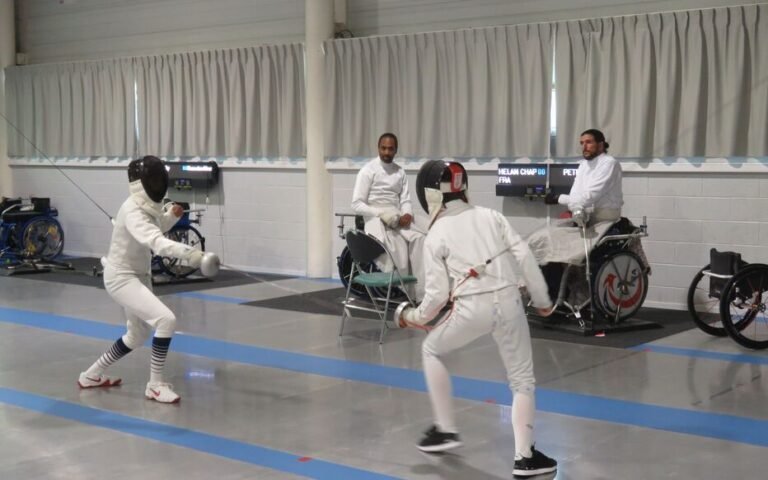 Entraînement conjoint d&rsquo;escrimeurs internationaux en vue des Jeux paralympiques de Paris 2024