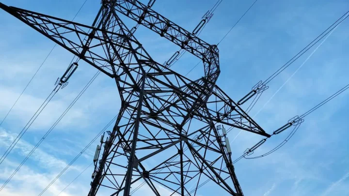 trouver un titre alternatif:

« Le Var et les environs plongés dans l’obscurité suite à une panne d’électricité massive »