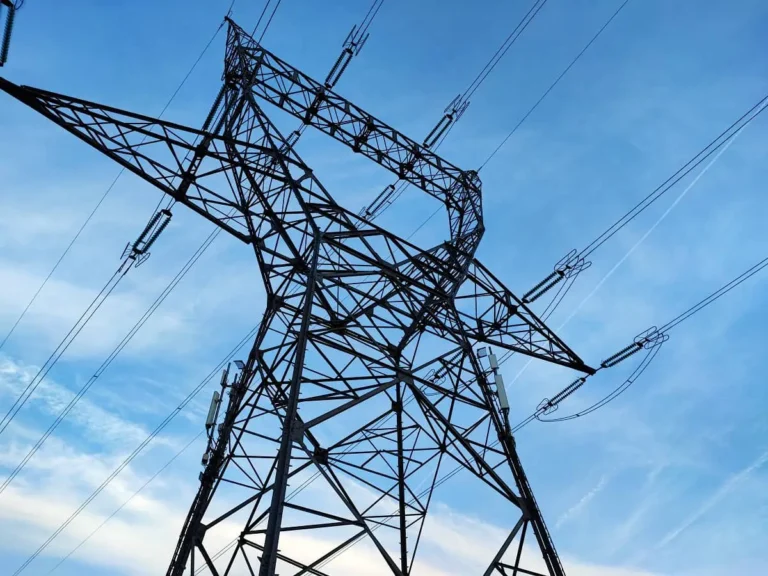 trouver un titre alternatif:

« Le Var et les environs plongés dans l&rsquo;obscurité suite à une panne d&rsquo;électricité massive »