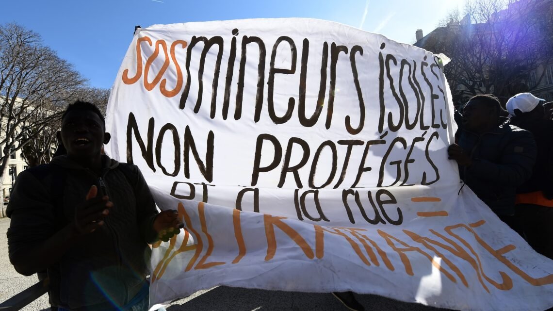 Une manifestation anti-immigration devant le foyer pour mineurs isolés suscite la controverse Une manifestation anti-immigration devant le foyer pour mineurs isolés suscite la controverse