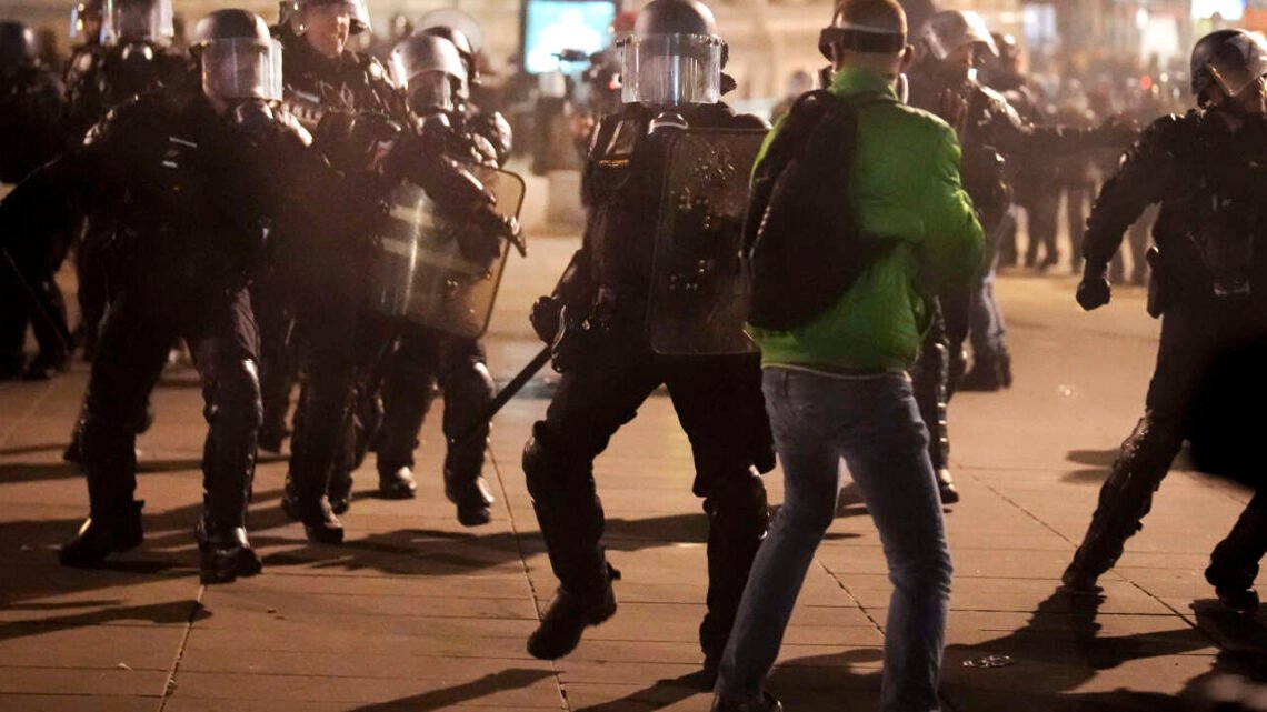Affrontements intenses entre forces de l’ordre et manifestants #pourtoi #reformedesretraites #manifestation Affrontements intenses entre forces de l’ordre et manifestants #pourtoi #reformedesretraites #manifestation
