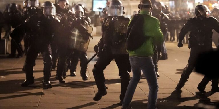 Affrontements intenses entre forces de l’ordre et manifestants #pourtoi #reformedesretraites #manifestation