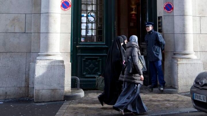 Laïcité en désaccord: tensions entre la gauche et la mairie de Nice