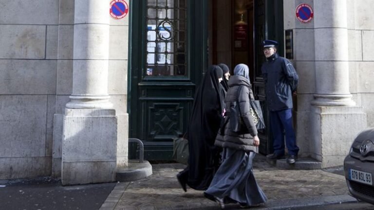 Laïcité en désaccord: tensions entre la gauche et la mairie de Nice