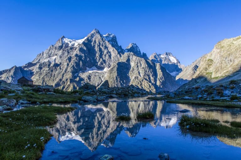 Pelvoux dans les Hautes-Alpes: un paysage dominé par la glace