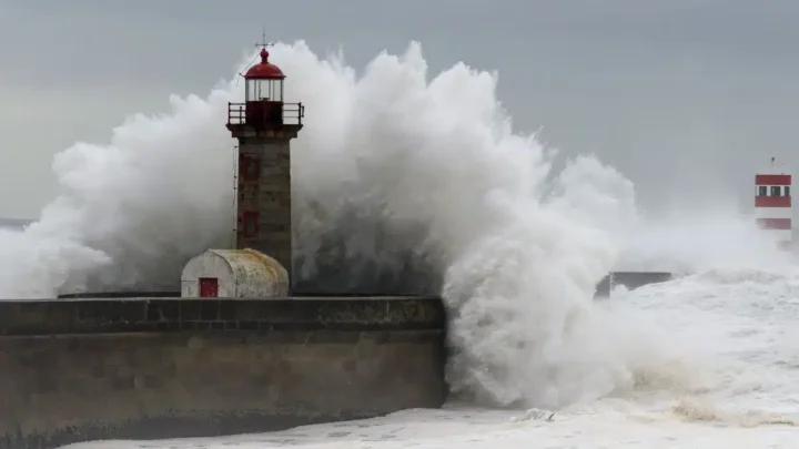 Un calme inattendu : la Tempête Ciaran s’éloigne sans vents majeurs dans les départements