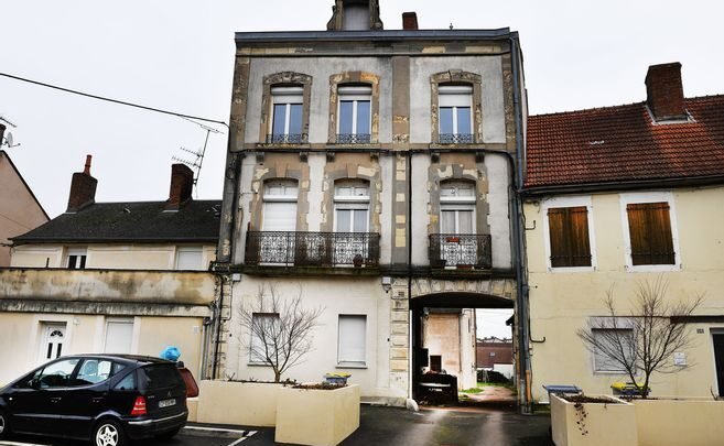 Une enquête judiciaire en cours suite au décès troublant d’un homme retrouvé dans un escalier en novembre 2022