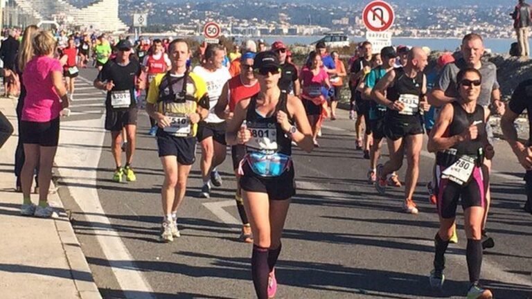 Une marée de coureurs s&rsquo;élance à l&rsquo;assaut des Alpes-Maritimes lors du Marathon Nice-Cannes