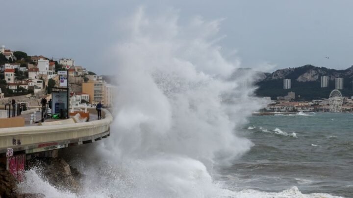 Alerte orange aux vagues-submersion dans les Bouches-du-Rhône, le Var et les Alpes-Maritimes suite à la tempête Ciaran
