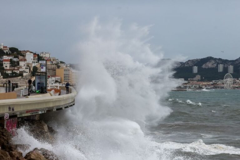 Alerte orange aux vagues-submersion dans les Bouches-du-Rhône, le Var et les Alpes-Maritimes suite à la tempête Ciaran