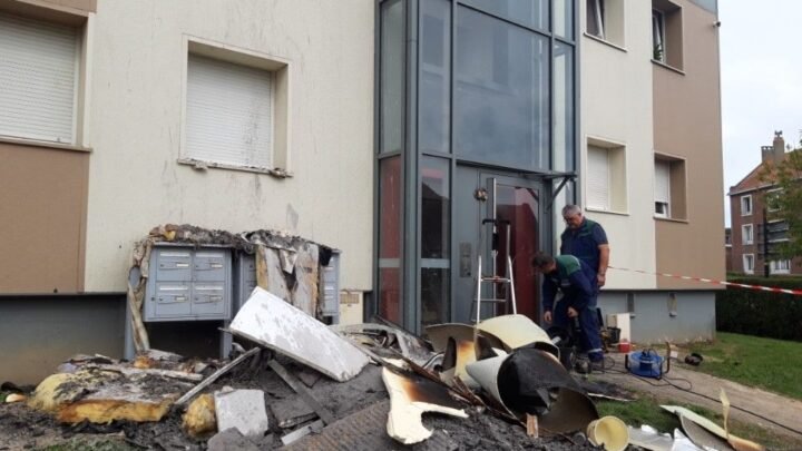 Evacuation de neuf personnes suite à un incendie dans un immeuble résidentiel