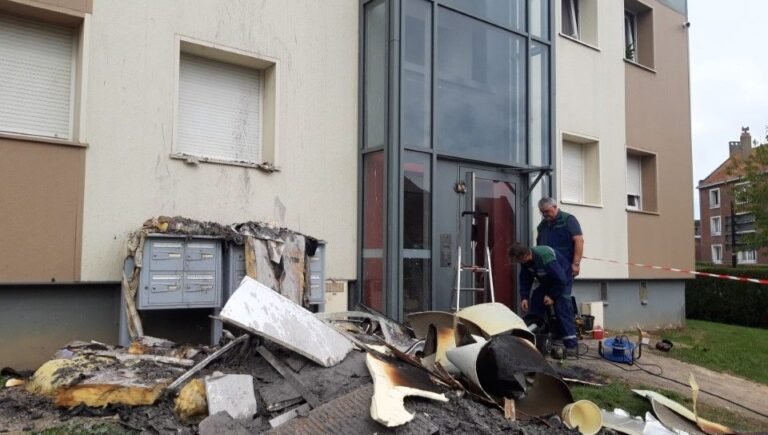 Evacuation de neuf personnes suite à un incendie dans un immeuble résidentiel