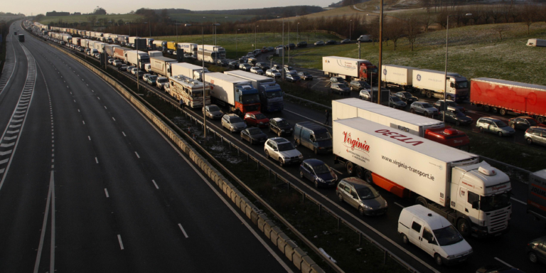 Impact d&rsquo;un train de marchandises : les conséquences sur le trafic routier
