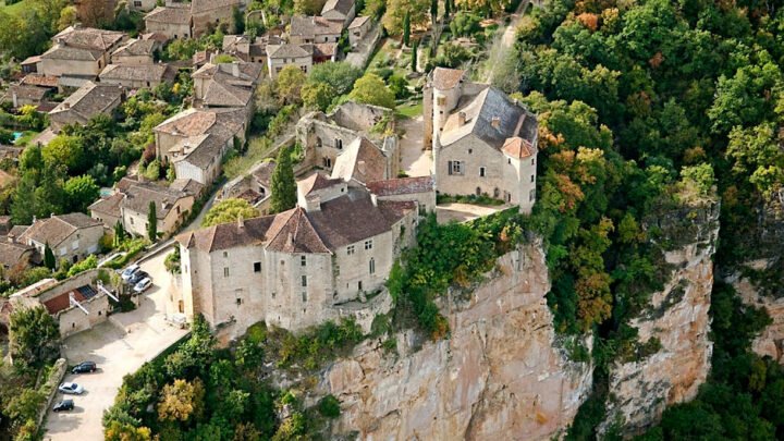 La majestueuse forteresse médiévale au sommet de la falaise : un joyau parmi les villages de France