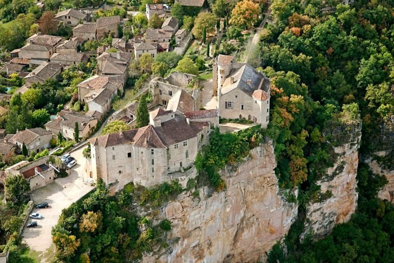 La majestueuse forteresse médiévale au sommet de la falaise : un joyau parmi les villages de France