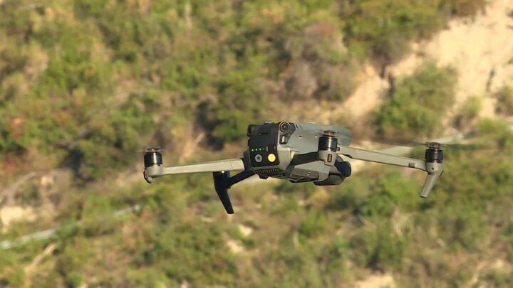 La police aux frontières de Menton surveille les zones frontalières à l’aide de drones pour détecter les migrants.