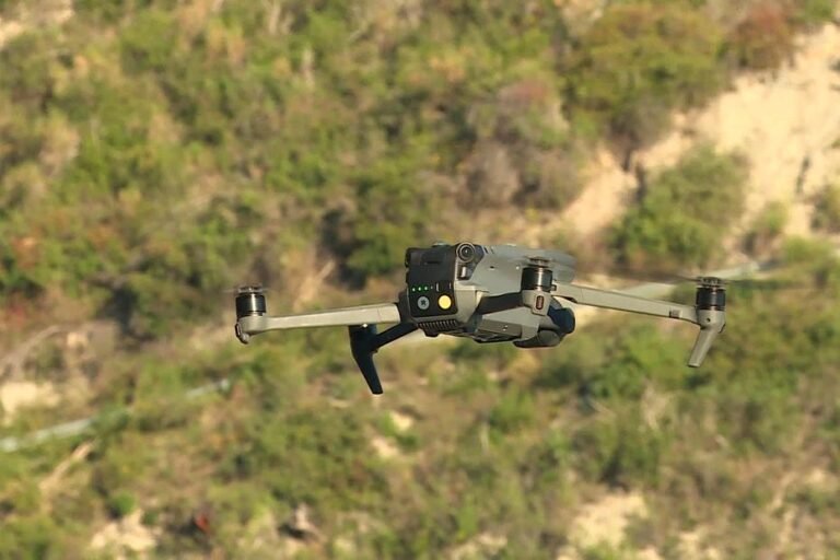 La police aux frontières de Menton surveille les zones frontalières à l&rsquo;aide de drones pour détecter les migrants.