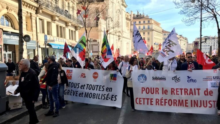 Manifestation devant la mairie de Marseille en réaction à la réforme des retraites et au discours de Macron