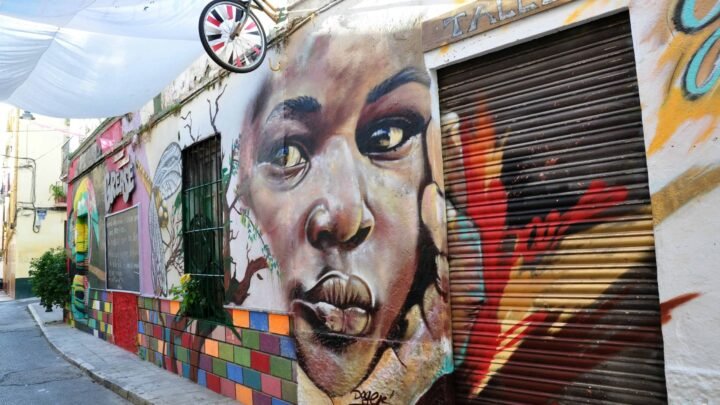 Street art embellit les murs abandonnés de Málaga, en Espagne, donnant vie à la Méditerranée