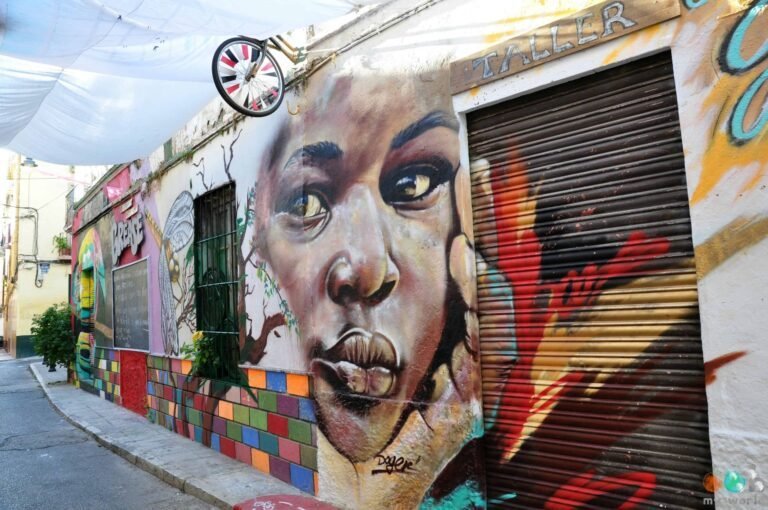 Street art embellit les murs abandonnés de Málaga, en Espagne, donnant vie à la Méditerranée