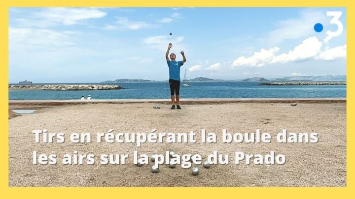 Tanguy relève le défi de la pétanque : tirer en attrapant la boule dans les airs sur la plage du Prado