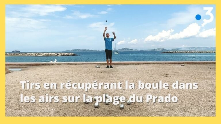 Tanguy relève le défi de la pétanque : tirer en attrapant la boule dans les airs sur la plage du Prado