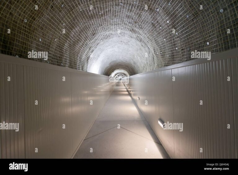 tunnel souterrain reliant la vallée.