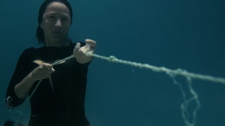 Une apnéiste renommée s’engage dans la réalisation d’un film pour lutter contre la pollution.