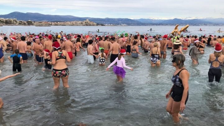 400 Revenants bravent une eau à 14,5 degrés lors du Bain du Nouvel An à #antibes