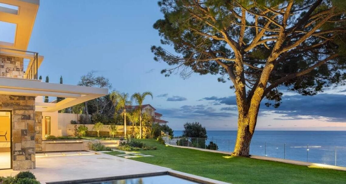 Explorez les luxueuses villas de la Côte d’Azur avec notre guide expert Explorez les luxueuses villas de la Côte d’Azur avec notre guide expert