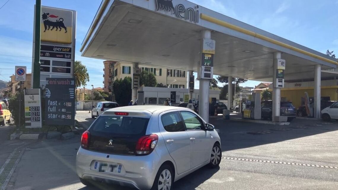 Les pompistes italiens profitent de la pénurie d’essence en France Les pompistes italiens profitent de la pénurie d’essence en France