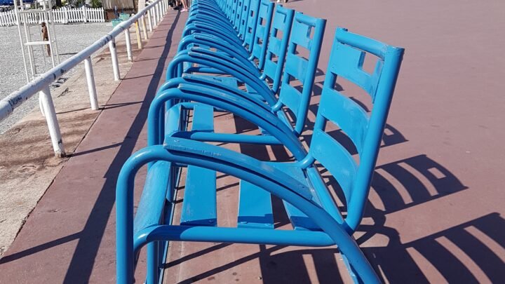 Les sièges bleus de la Promenade des Anglais à Nice: une histoire à découvrir