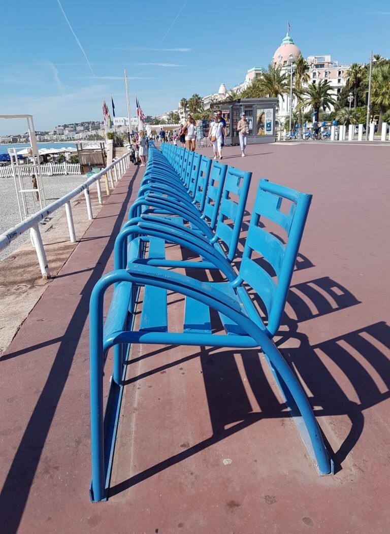 Les sièges bleus de la Promenade des Anglais à Nice: une histoire à découvrir