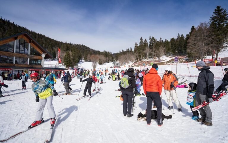 Les skieurs jubilent devant l&rsquo;abondante neige tombée sur les pistes de ski des Alpes-Maritimes