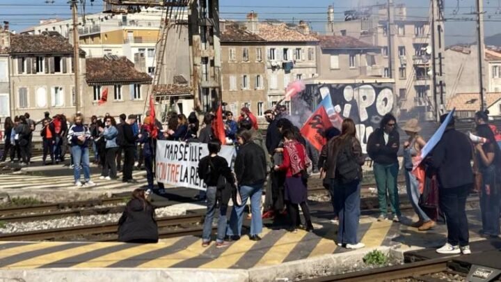 Manifestants bloquent la gare Saint-Charles pour protester contre la réforme des retraites